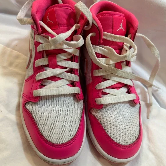 Air Jordan 1 Mid Hyper Pink-White shoes